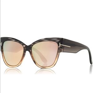 Tom Ford Anoushka glasses reflective gold lenses.